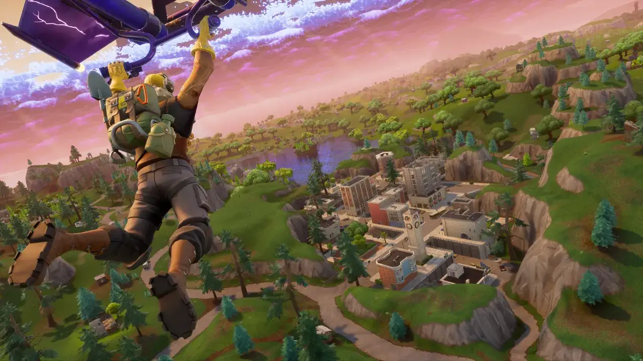 Gracz z plecakiem szybuje nad miastem w grze Fortnite. W tle malowniczy krajobraz i różowe niebo.