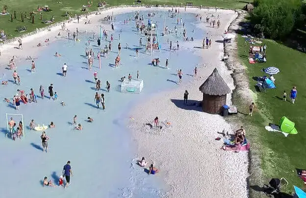 Plage d'H&eacute;rouval jeux d'eau ou structures gonflables enfants