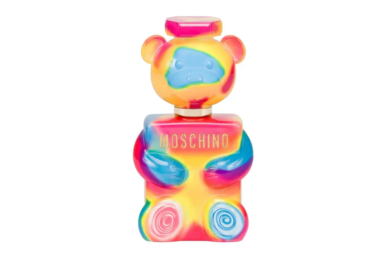 Kolorowe perfumy Moschino Toy 2 w kształcie misia, przypominające cukierki.