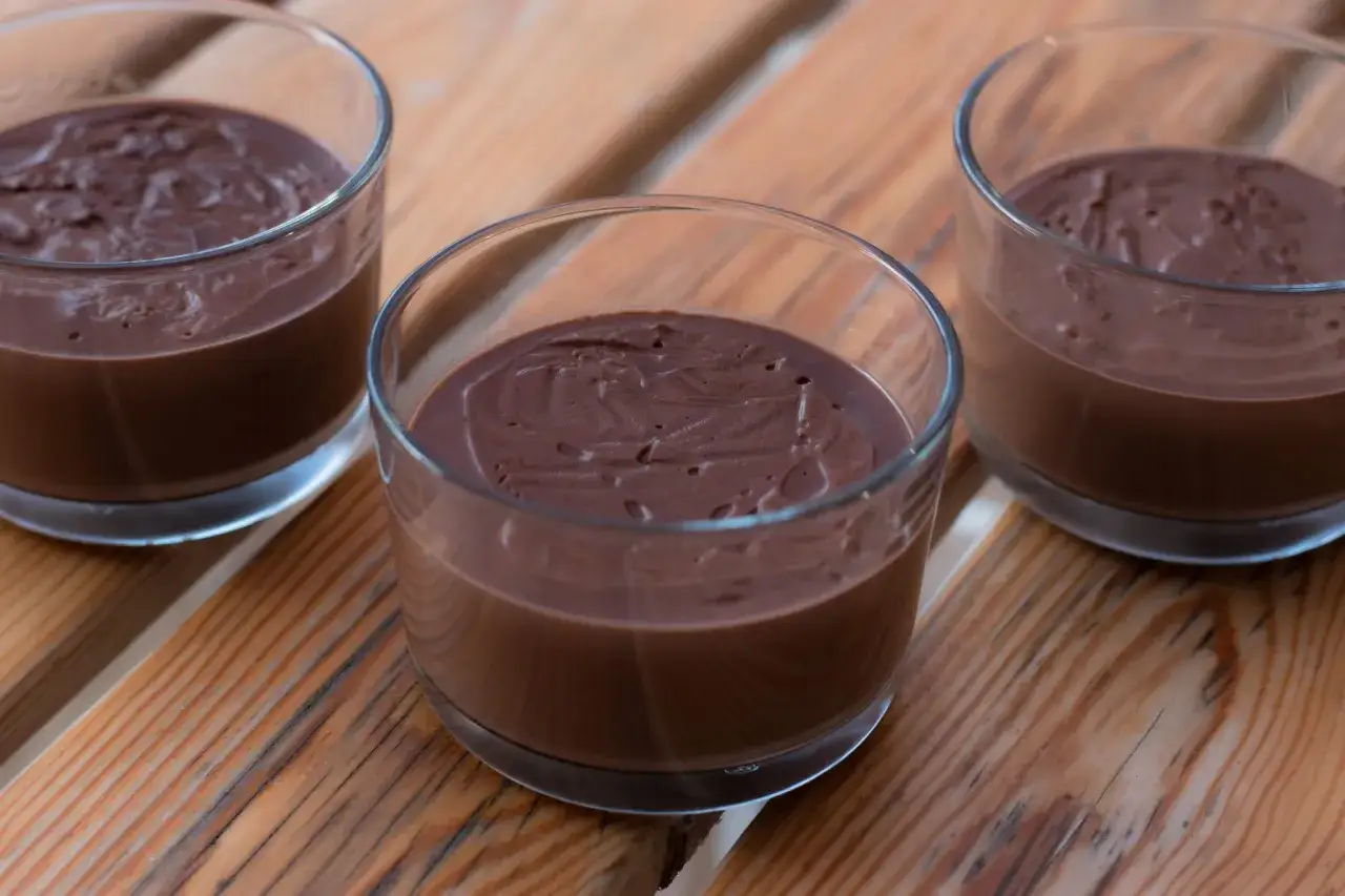 Tre glas med krämig chokladpudding, perfekt för ett enkelt chokladpudding recept.