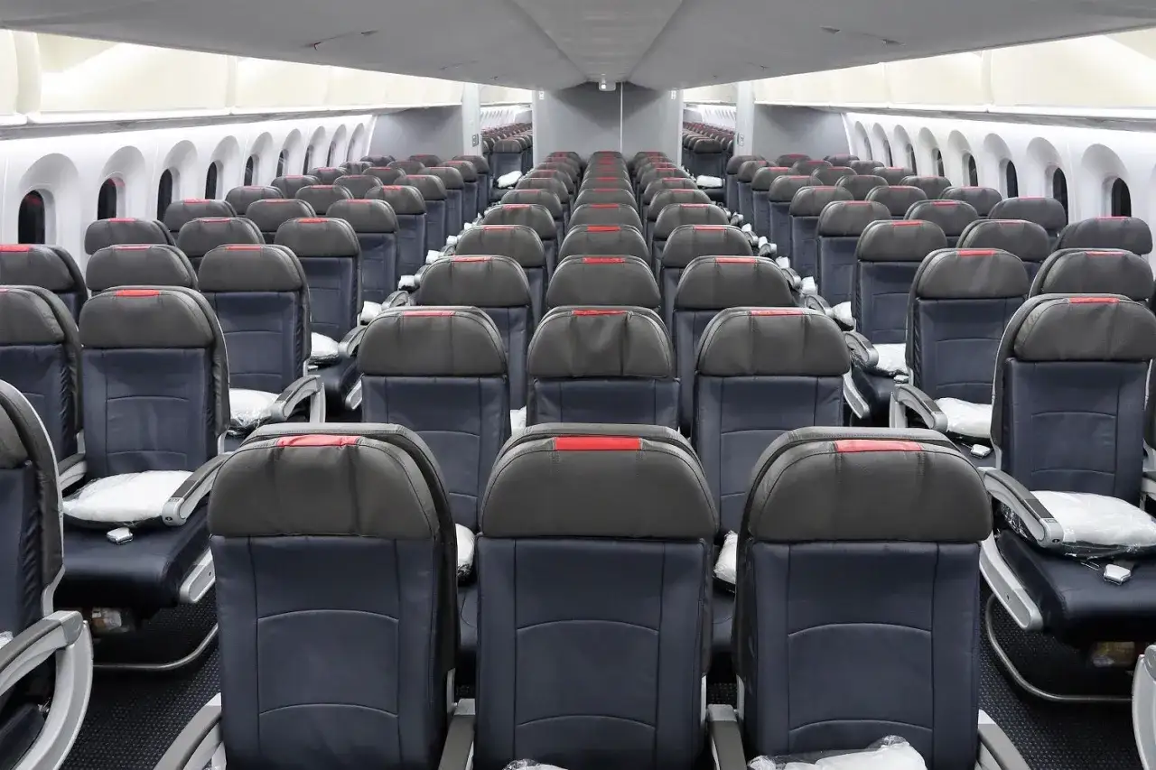 Puste siedzenia w kabinie samolotu Boeing 787 9. Czekają na pasażerów, gotowe do lotu.