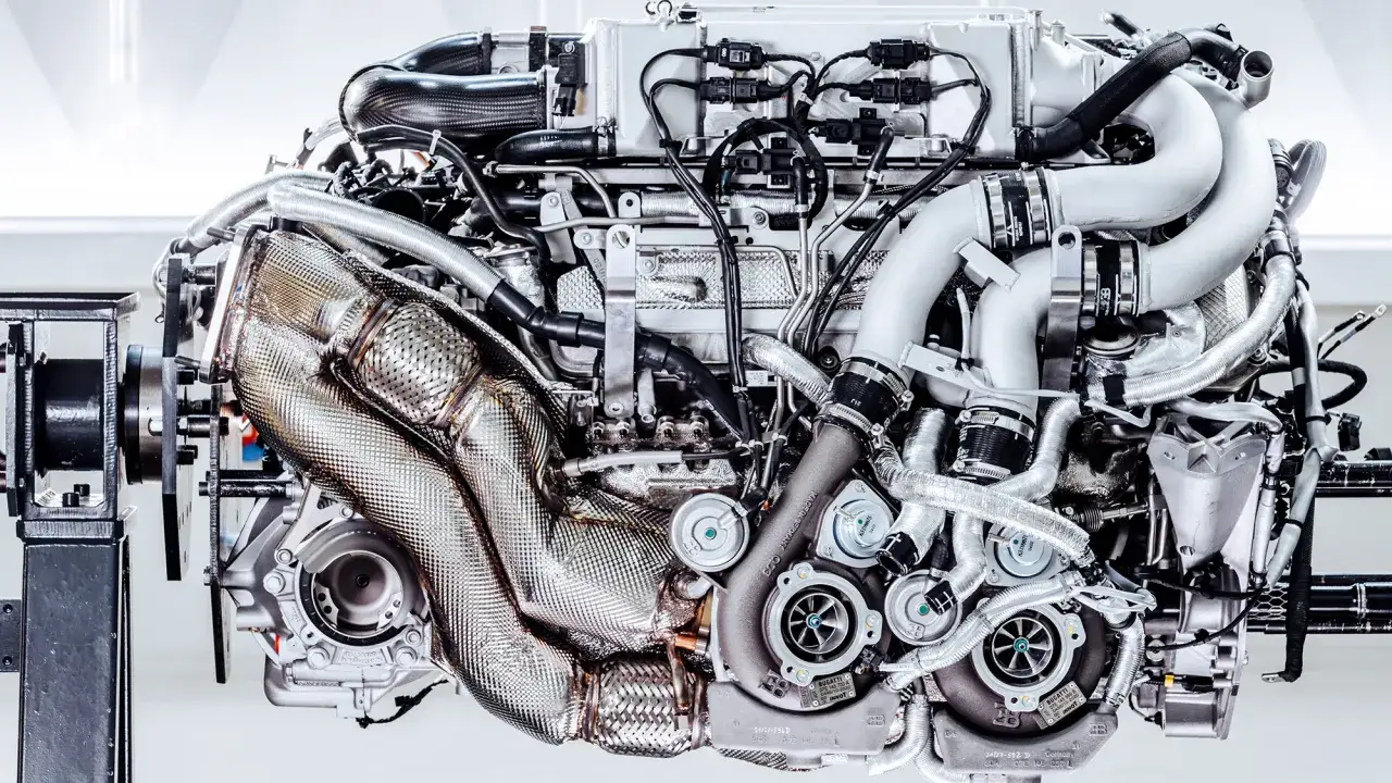 Bugatti Chiron silnik W16 przekrój