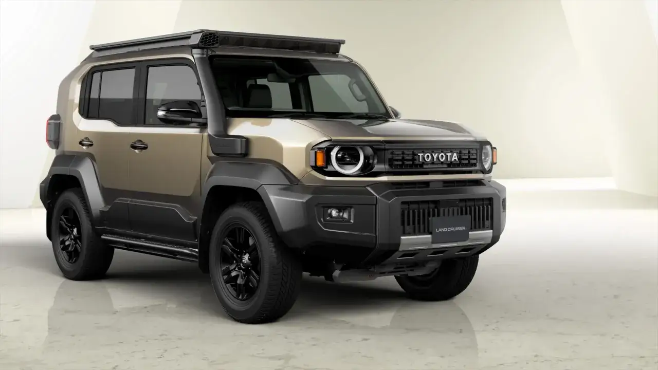 Nowy, brązowo-czarny Toyota Land Cruiser w stylu jeepa, gotowy na przygodę.
