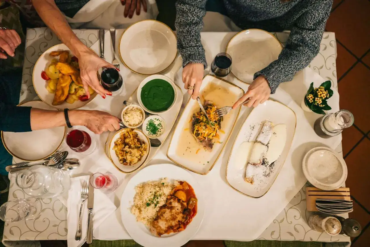 En m&aring;ltid med vacker vienna food, inklusive schnitzel, potatis, gr&ouml;nsaker och dessert.
