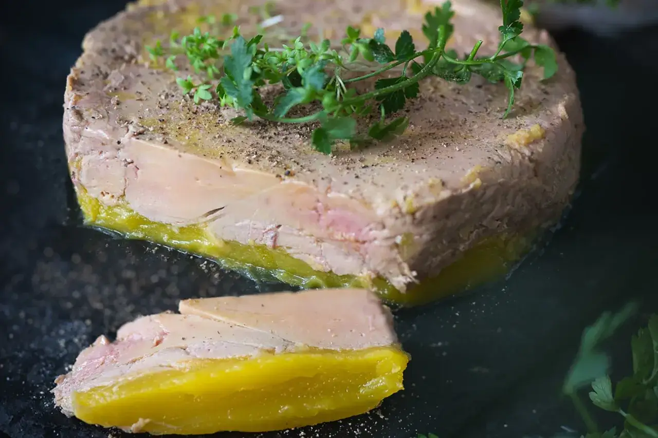 Delikatny pasztet z gęsi lub kaczki, czyli foie gras. Co to jest? Luksusowa przekąska z pieprzem i ziołami.