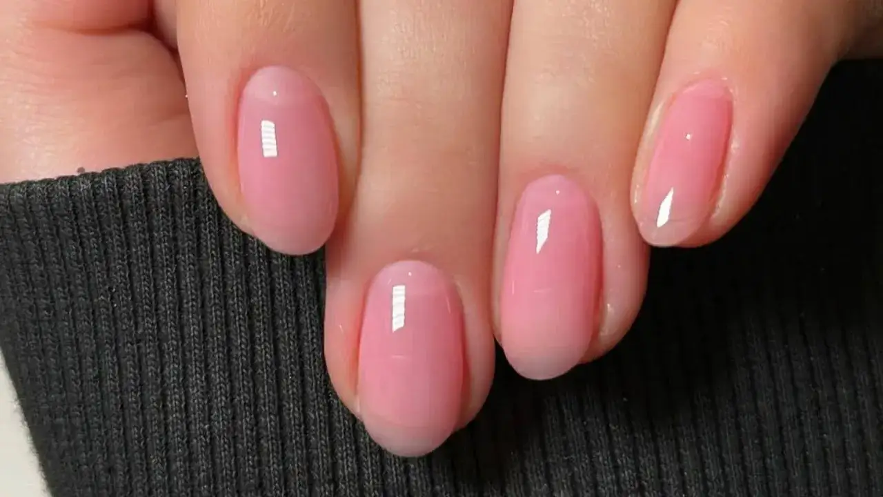 Fina, runda naglar med trind nagellack i en mjuk rosa nyans. Perfekt f&ouml;r en klassisk och elegant look.