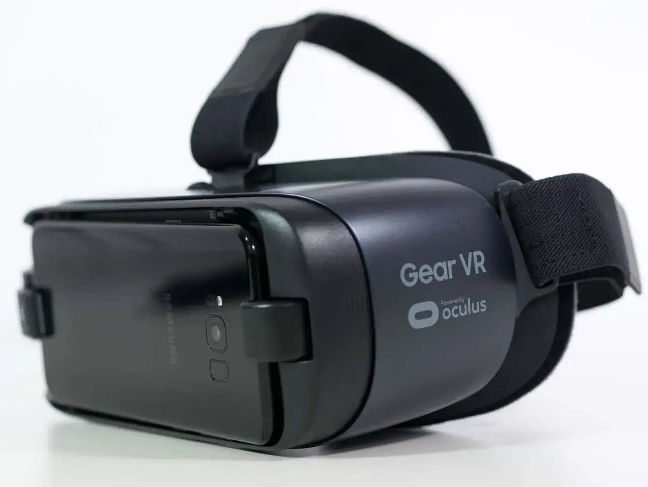Gogle Samsung Gear VR z włożonym telefonem Samsung Galaxy S8. Sprawdź, jakie telefony pasują do Gear VR.