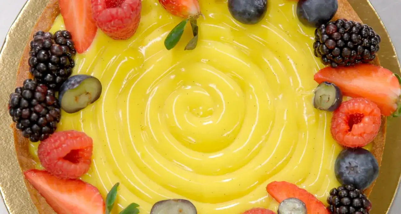 Torta con crema pasticcera ricetta della nonna, decorata con fragole, lamponi, mirtilli e more.