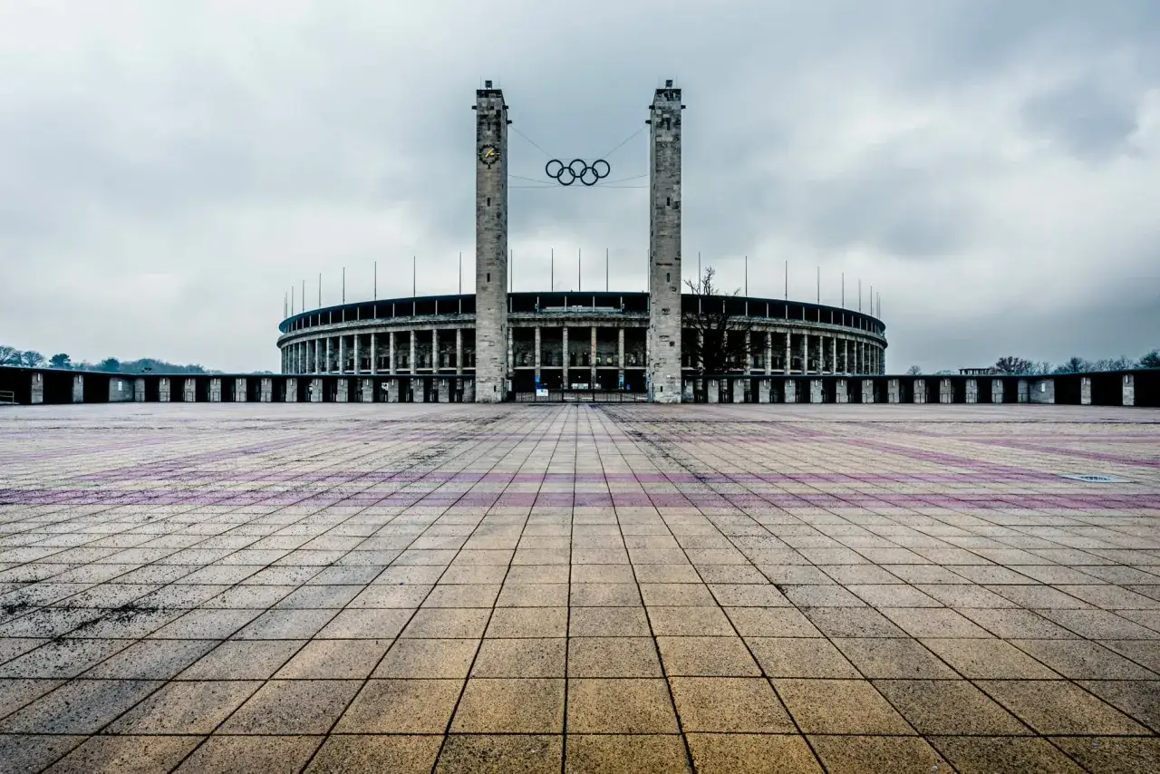 Das Olympiastadion Berlin mit seinen markanten T&uuml;rmen und den olympischen Ringen, ein Ort voller Geschichte und sportlicher Triumphe.