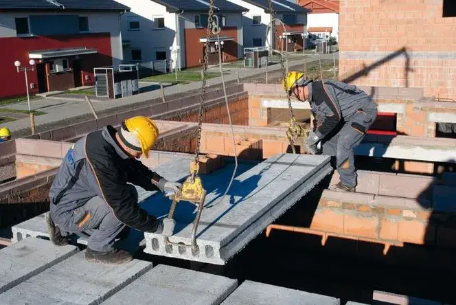 montaż płyt żerańskich dźwigiem