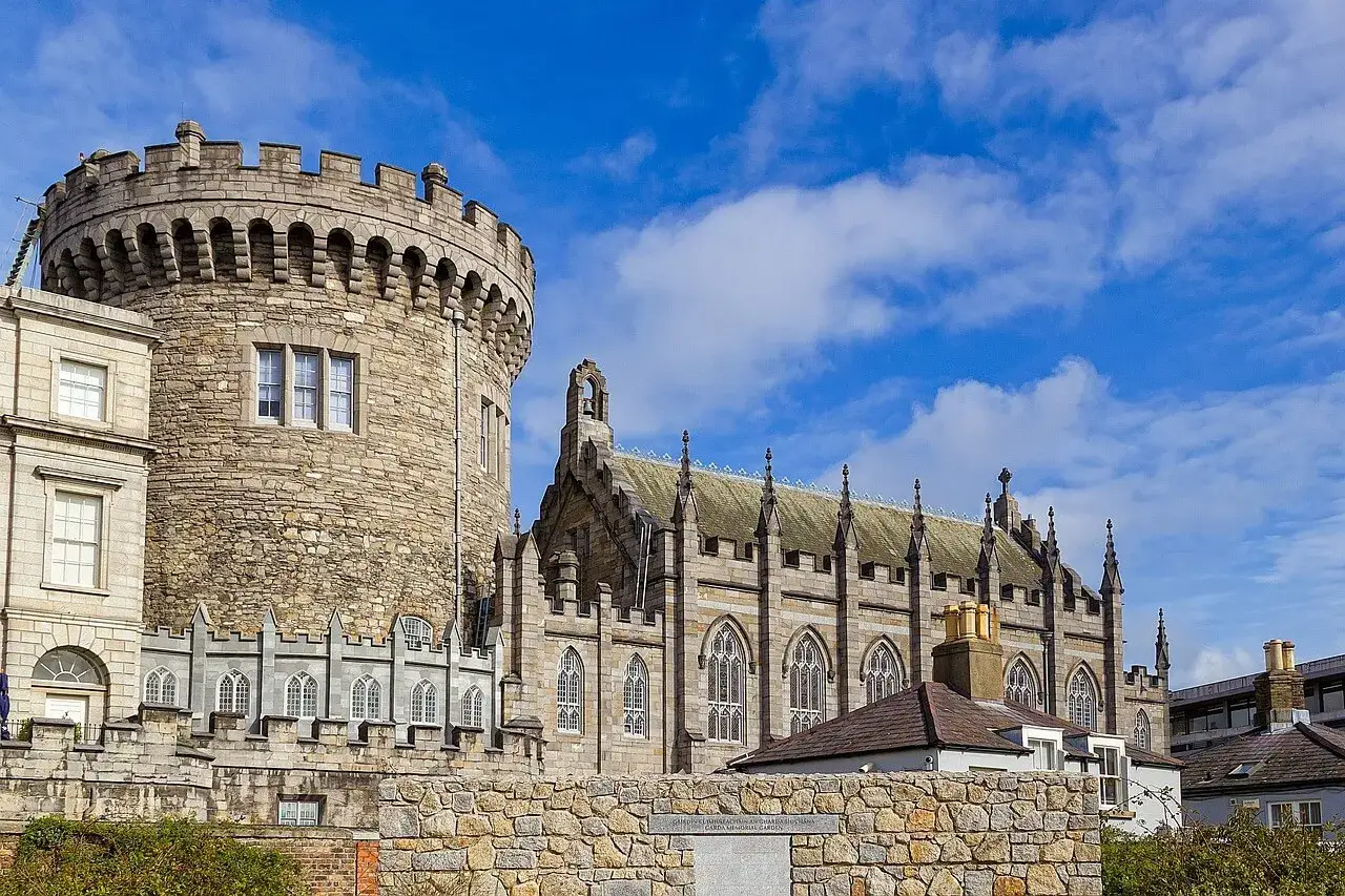 Zamek w Dublinie, piękny widok. Czy do Irlandii potrzebny jest paszport? Sprawdź przed podróżą!