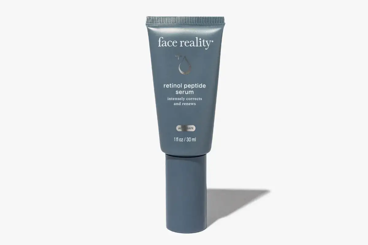 Serum z peptydami i retinolem od Face Reality. Wzbogacony o ceramidy, intensywnie koryguje i odnawia skórę.