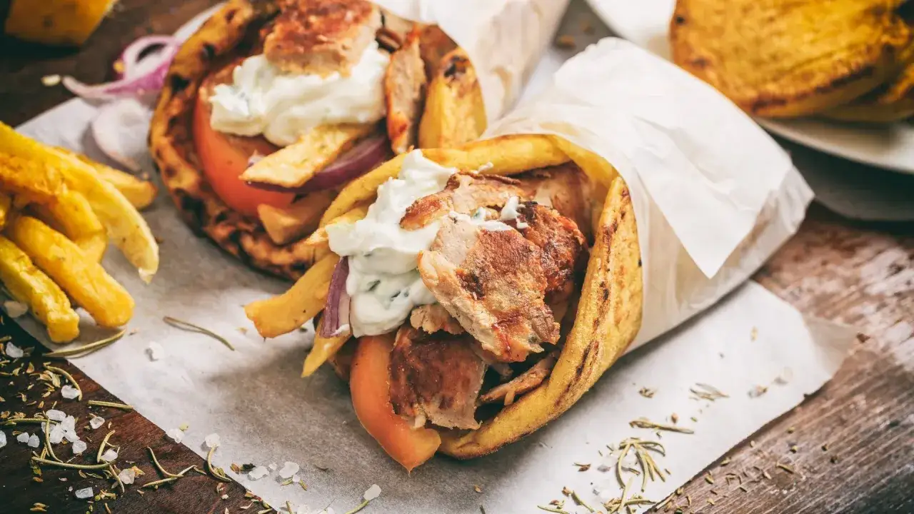 Zwei saftige Gyros-Wraps mit Fleisch, Pommes, Tomaten und Tzatziki. Perfekt f&uuml;r eine Schwangerschaft, wenn der Hei&szlig;hunger kommt!