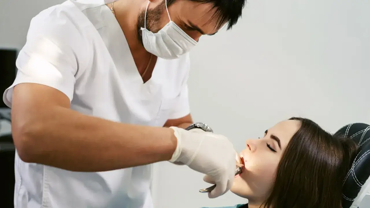 osoba szukająca dentysty w telefonie
