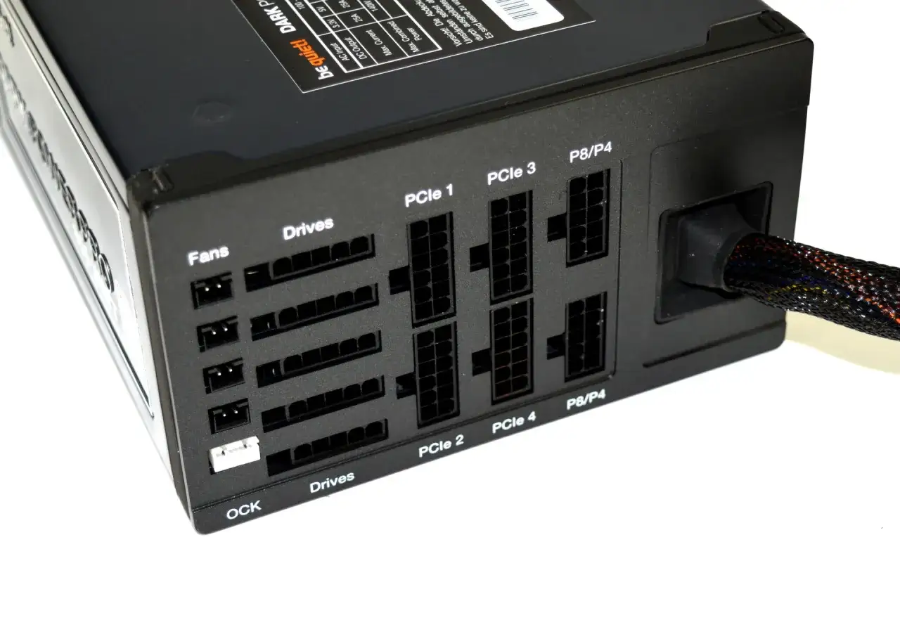 Ein Netzteil mit vielen Anschlüssen für Lüfter, Laufwerke und PCIe-Geräte.