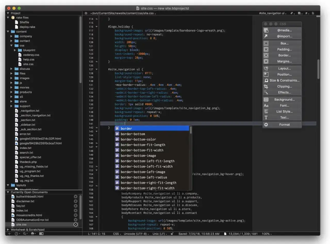 Edytor kodu pokazuje, jak otworzyć plik HTML, wyświetlając kod CSS i podpowiedzi do właściwości 