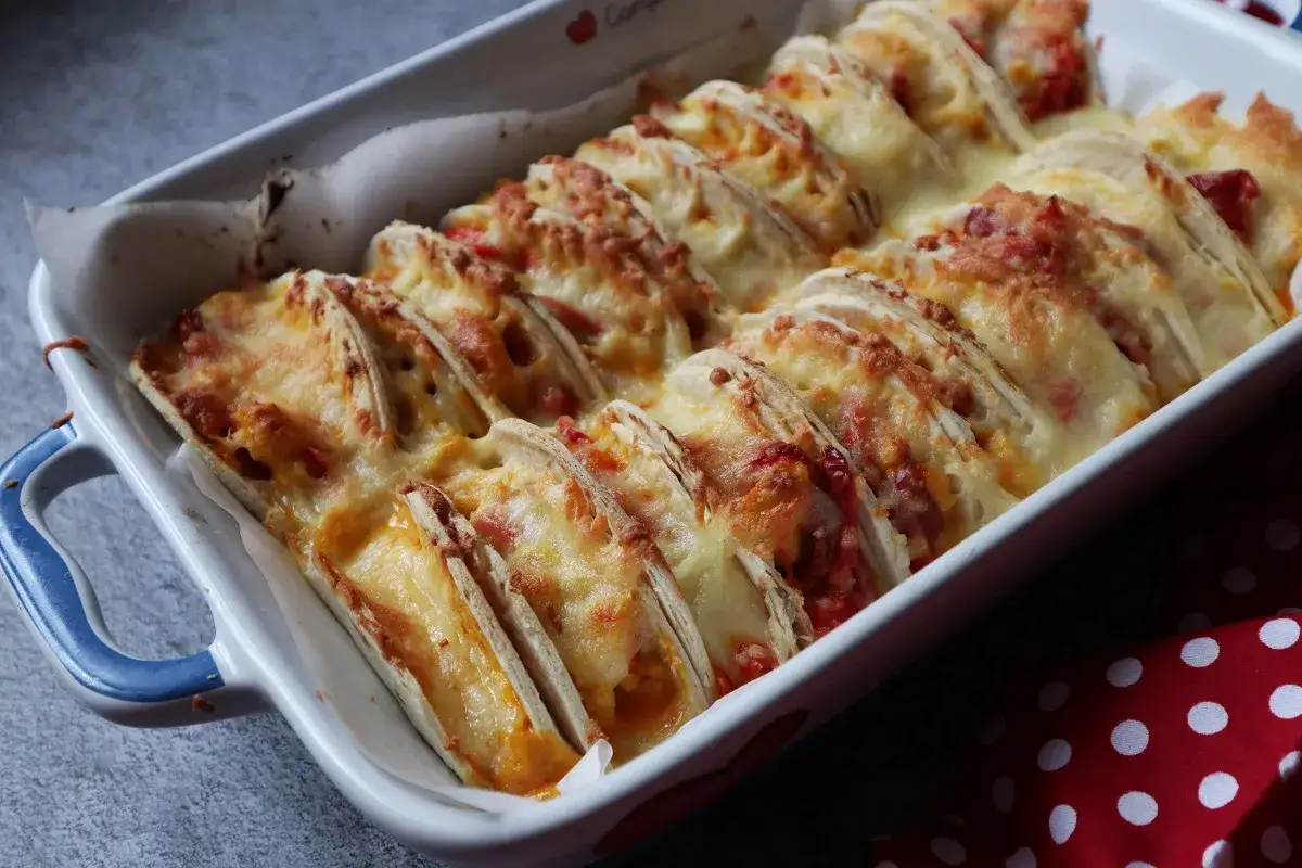 Plats de piadines au four, garnies de fromage fondant et de sauce tomate. Une d&eacute;licieuse recette piadina au four pr&ecirc;te &agrave; &ecirc;tre d&eacute;gust&eacute;e.