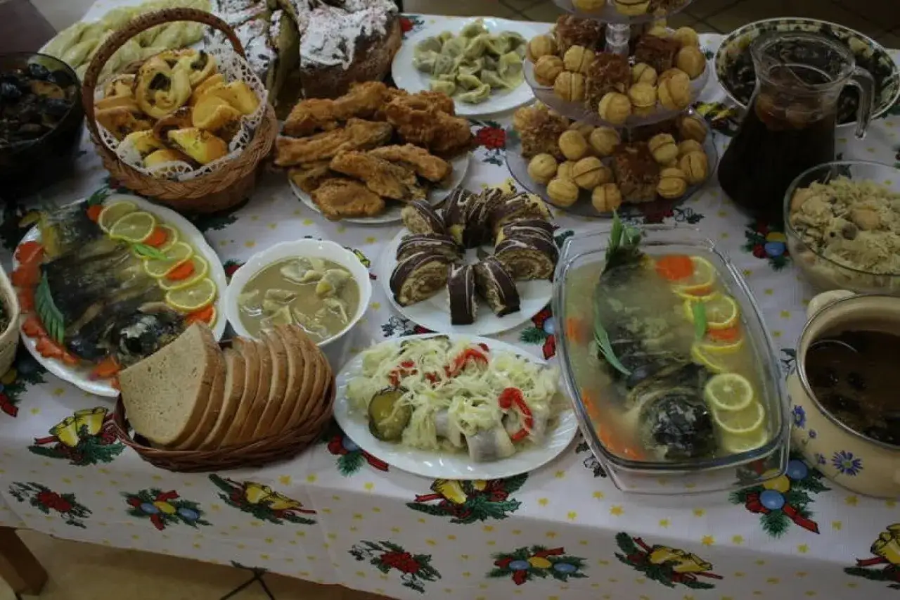 tradycyjne potrawy wigilijne st&oacute;ł świąteczny