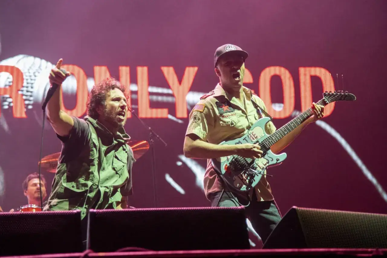 Zack de la Rocha och Tom Morello, medlemmar av Rage Against the Machine, uppträder på scenen.