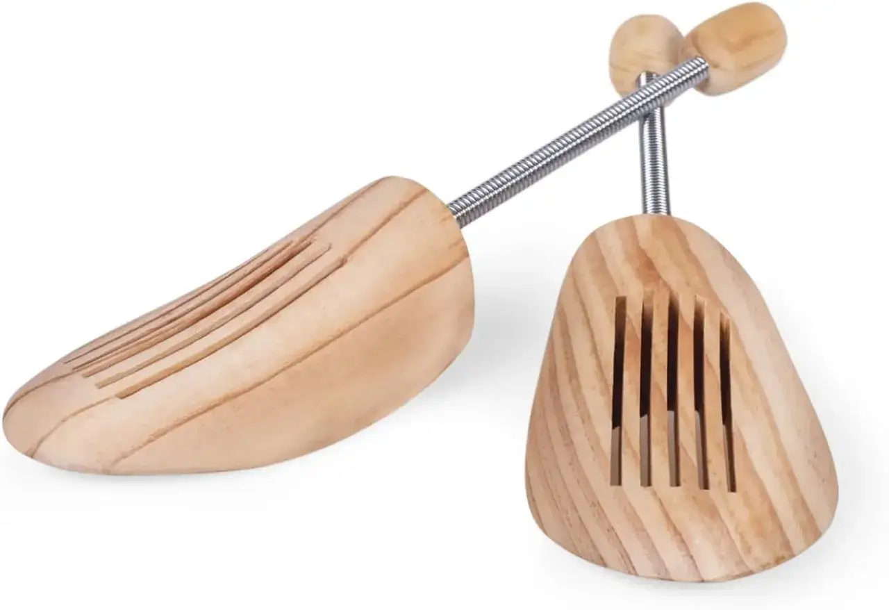 Zwei h&ouml;lzerne Schuhspanner mit Federmechanismus, ideal f&uuml;r Wanderschuhe, um Form zu bewahren und Feuchtigkeit zu regulieren.