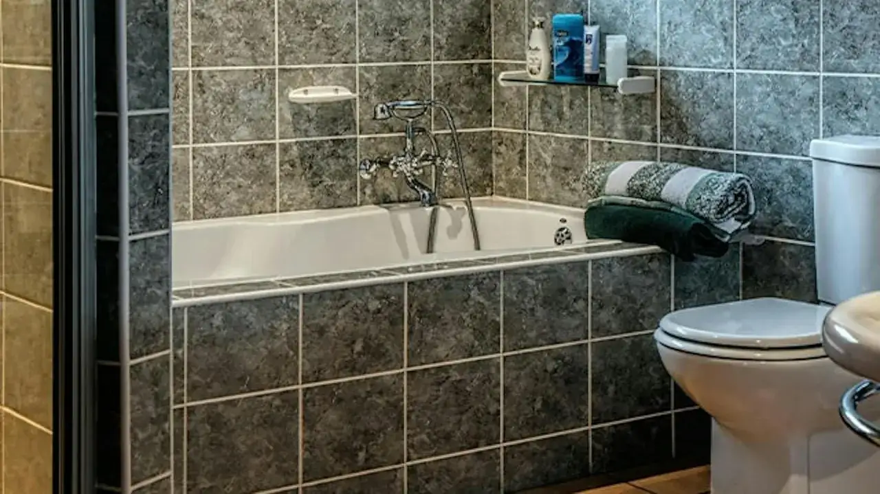 Malowanie płytek łazienkowych krok po kroku