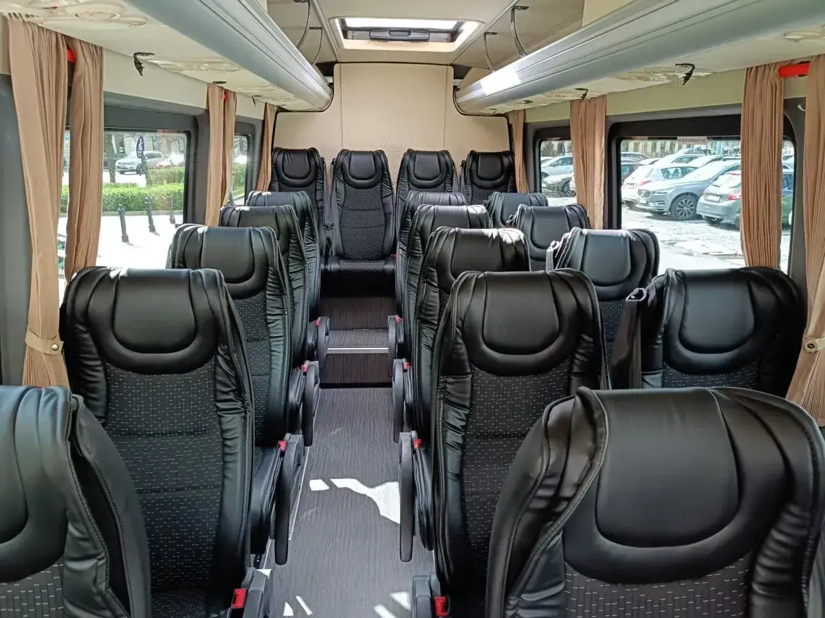 Wygodne fotele w autokarze, idealne na podróż. Sprawdź, jaka jest aktualna wynajem autokaru cena i zarezerwuj swój transport!