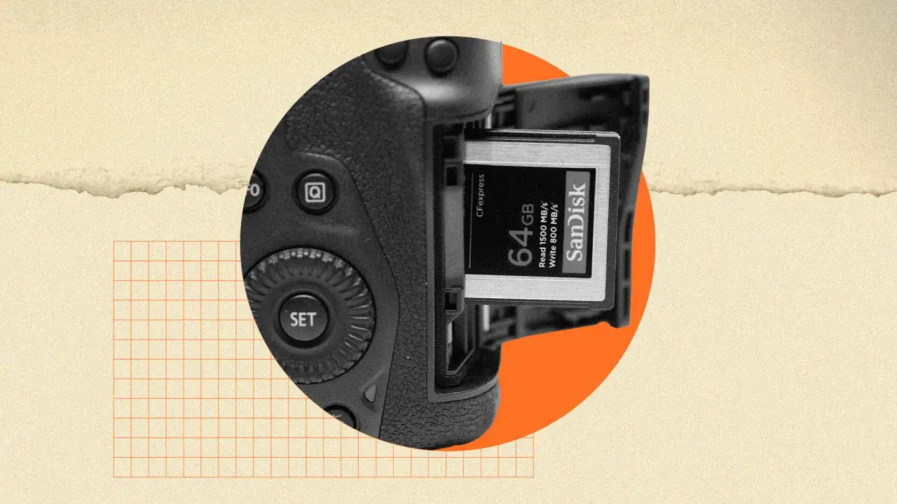 Karta SanDisk CFexpress 64GB włożona do aparatu. Szybki zapis i odczyt danych, idealna do profesjonalnych zastosowań.