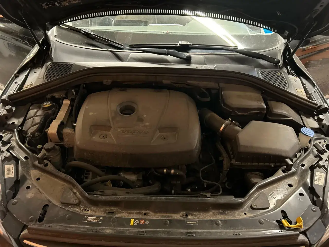 Silnik Volvo XC60. Akumulator gdzie jest? W tym modelu znajduje się pod siedzeniem pasażera.