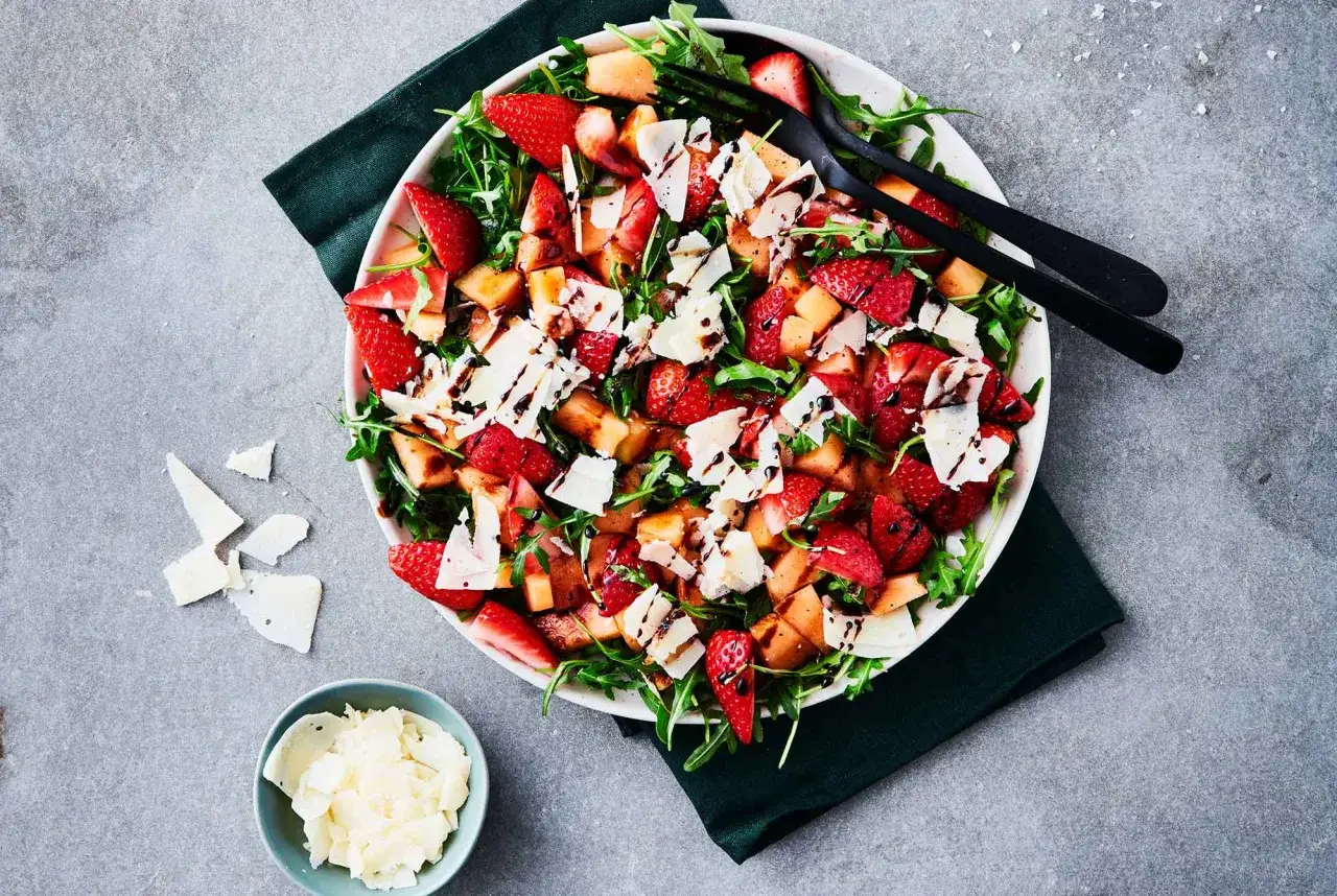 En h&auml;rlig sommarsallad med jordgubbar, melon och parmesan, ringlad med balsamvin&auml;ger. Perfekt f&ouml;r en varm dag!