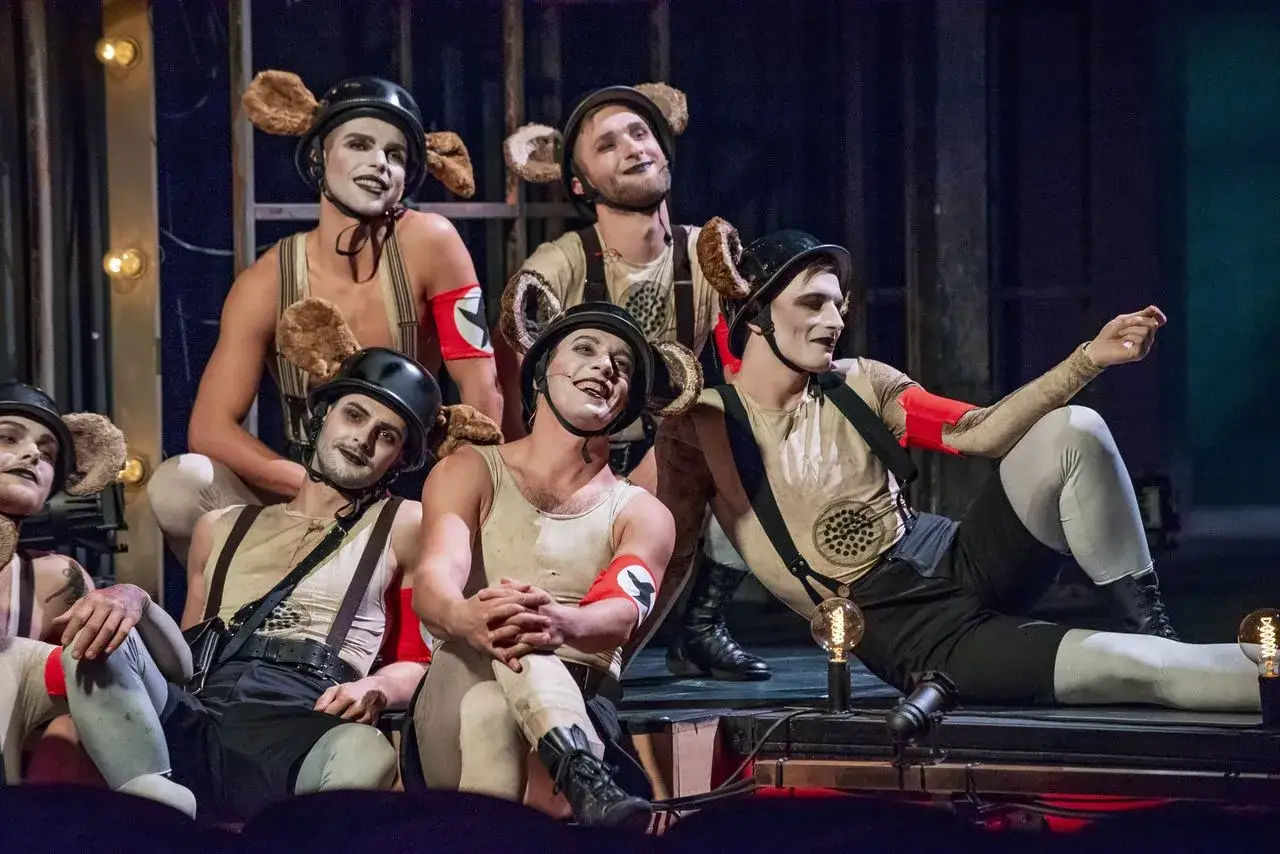 Aktorzy w kostiumach z uszami i hełmami na scenie Teatru Capitol. Duża scena w pełnej krasie.