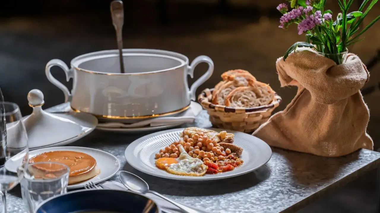 Un plato de garbanzos con huevo frito y pan, perfecto para un día de vino de invierno.