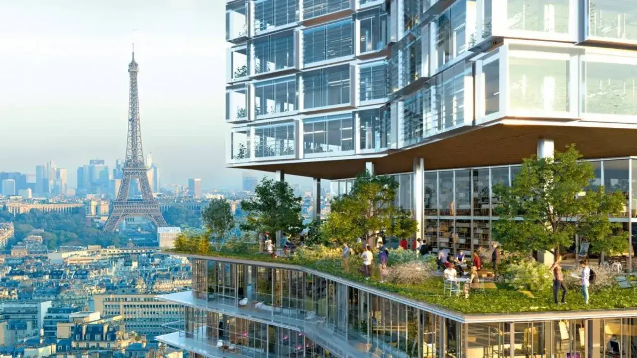 La tour Montparnasse rénovée, avec ses terrasses végétalisées et sa vue sur Paris et la Tour Eiffel.