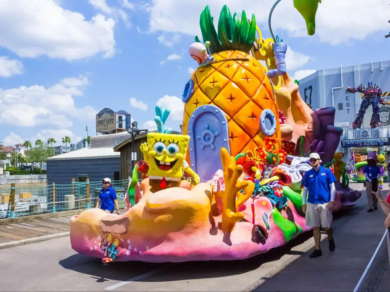 Parada w nowym parku rozrywki z pływającą ananasową chatką SpongeBoba i Optimusem Prime.