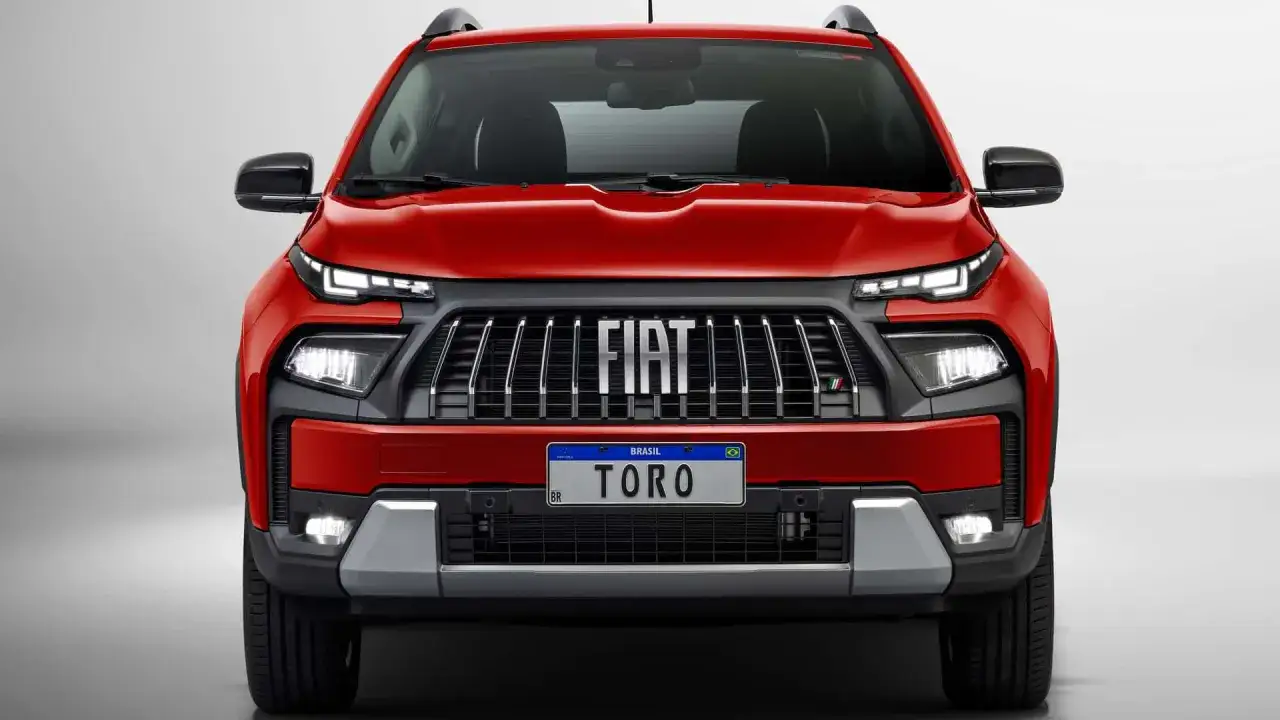 Czerwony Fiat Toro, jeden z nowoczesnych fiat modele, z chromowanym grillem i światłami LED.