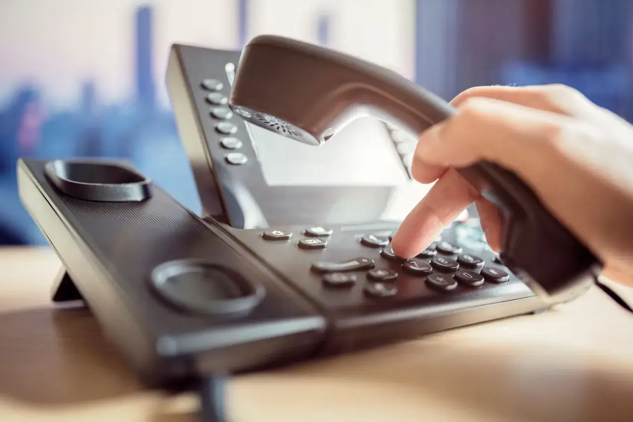 Telefon z przekreślonym numerem infolinii 989