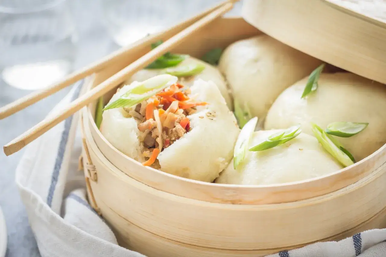 Puszyste bułeczki baozi z farszem mięsnym i warzywnym, gotowe do podania. Idealny przepis na baozi.