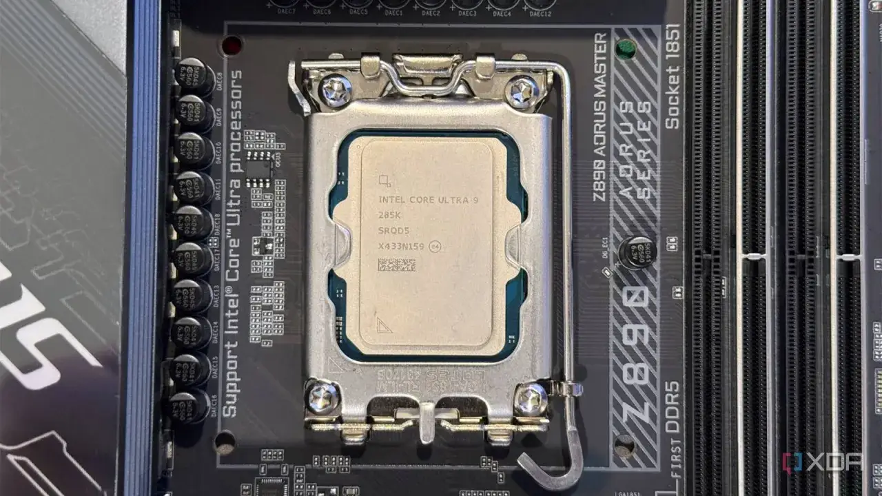 Carte mère Z898 AORUS MASTER avec processeur Intel Core Ultra 9 285K installé. Idéal pour un tableau comparatif processeur Intel.