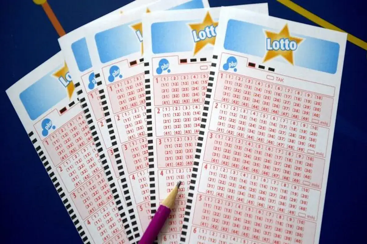 Kupony Lotto z zaznaczonymi liczbami. Jakie są szanse na trafienie tej samej kombinacji liczb dwa razy z rzędu?