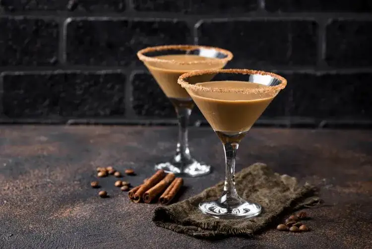 koktajl z likierem kawowym w kieliszku martini