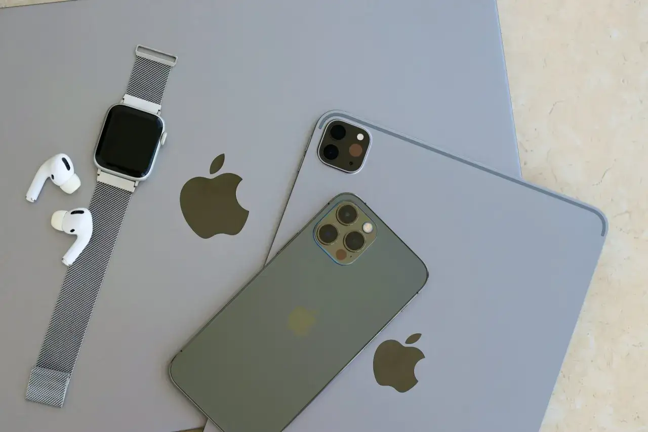 Co kupić w USA do Polski? Zestaw Apple: iPhone, iPad, Apple Watch i słuchawki AirPods.
