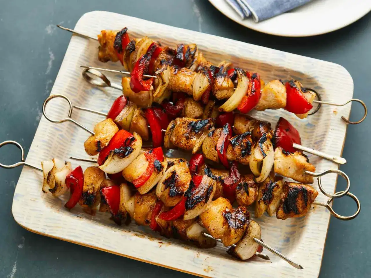 Brochettes de poulet grill&eacute;es, marin&eacute;es et garnies de poivrons rouges et d'oignons. Un d&eacute;lice estival !