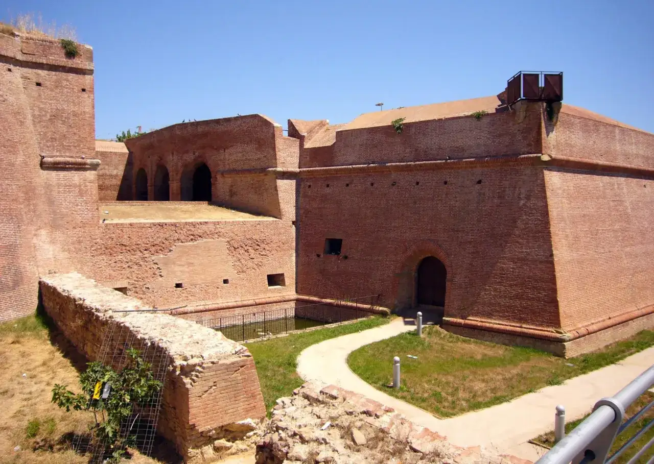 Fortezza Medicea a Grosseto: un'idea di cosa vedere a Grosseto in un giorno, tra mura imponenti e scorci suggestivi.