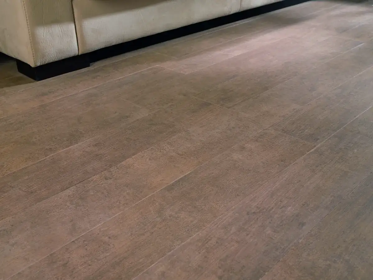 Suelo de madera porcel&aacute;nica, ideal para saber como poner suelo porcelanico. Un acabado moderno y duradero.