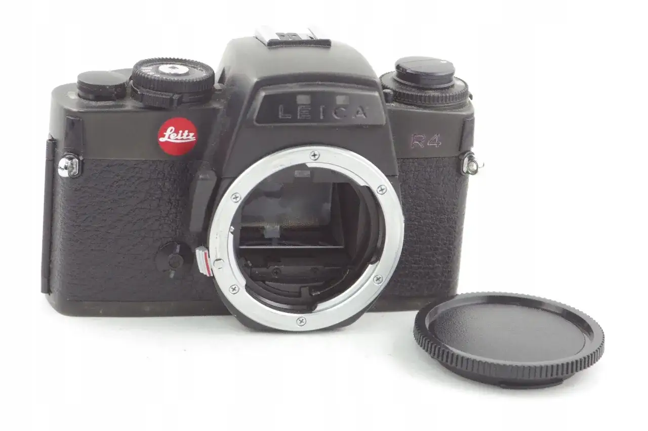 Czarna lustrzanka cyfrowa Leica R4 z czerwonym logo Leitz. Idealna do aukcji na Allegro dla miłośników fotografii.