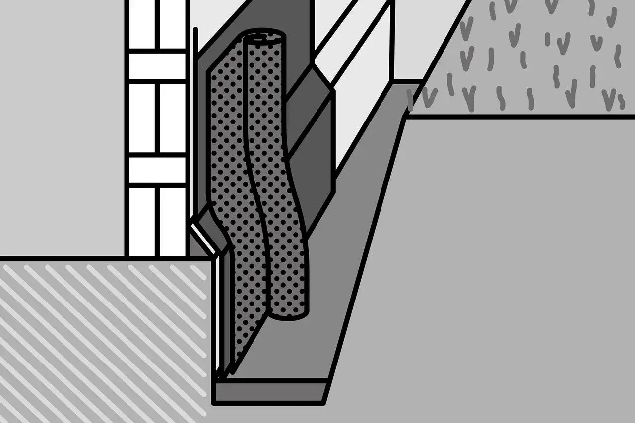 Detailansicht einer Kellerwandabdichtung mit Noppenbahn. Die Noppenbahn schützt die Wand vor Feuchtigkeit.