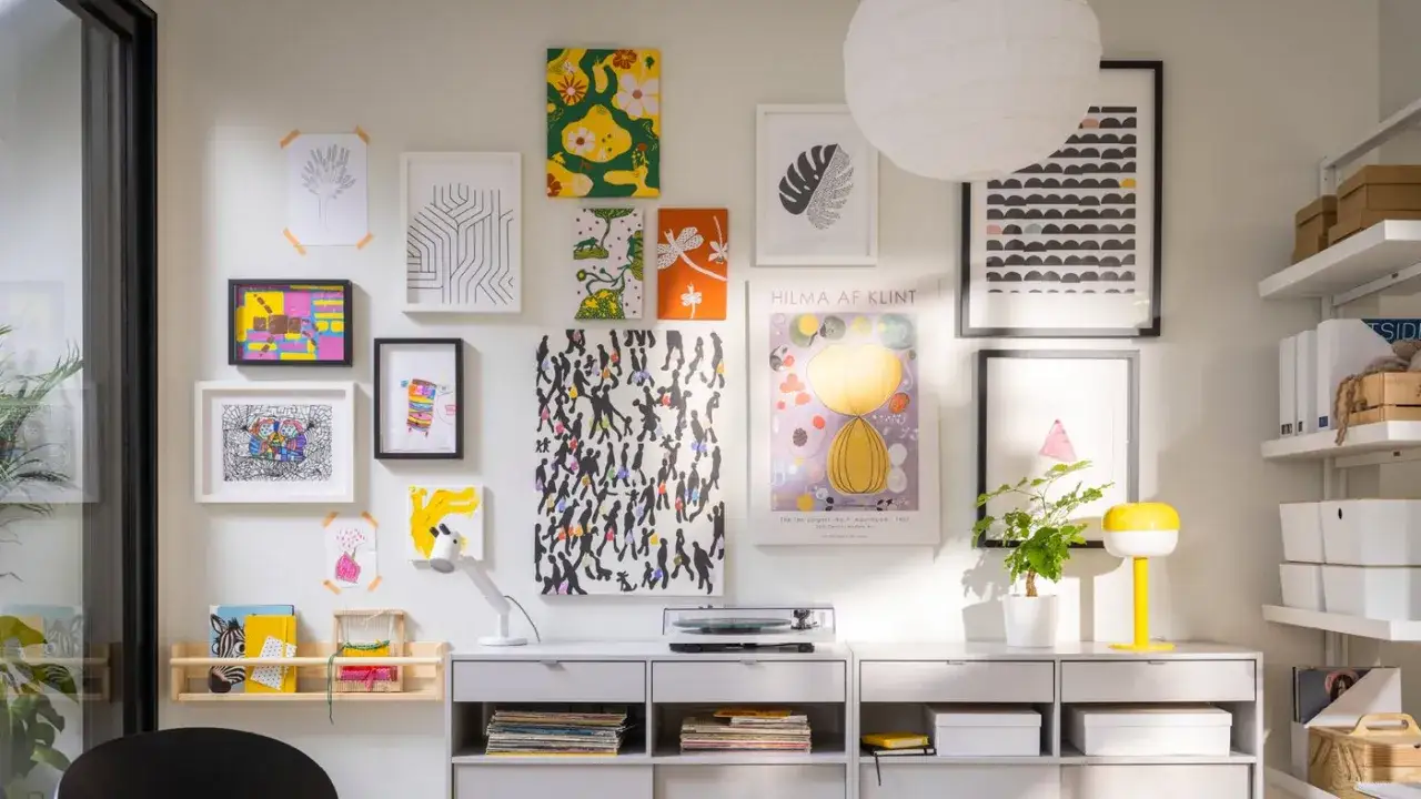 Wohnzimmer mit verschiedenen IKEA Bildern an der Wand