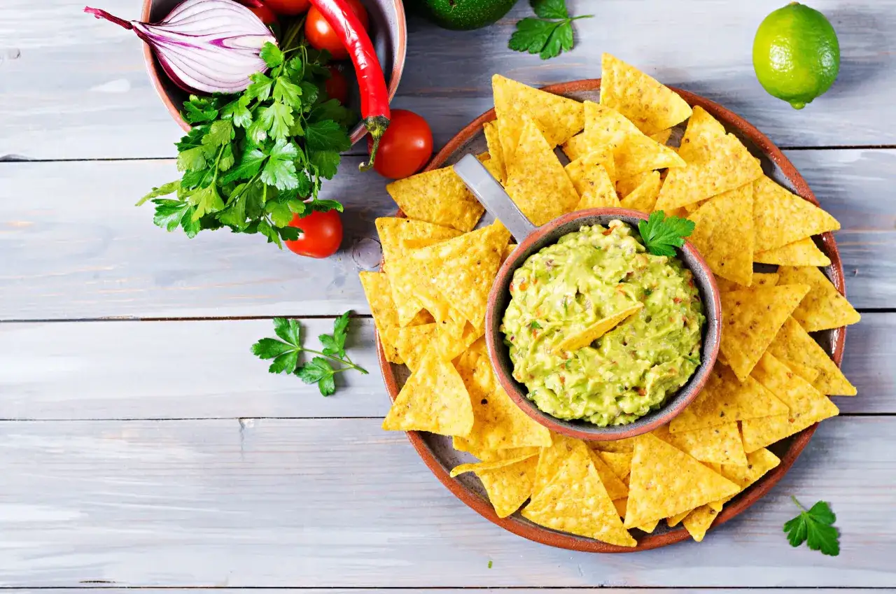 guacamole z nachosami i świeżymi warzywami