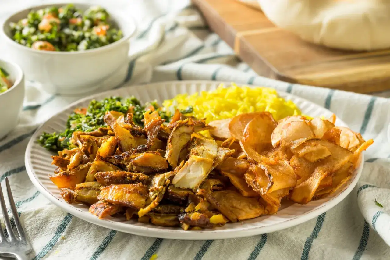 Pyszna szarma z kurczaka z ryżem, sałatką tabbouleh i chrupiącymi chipsami ziemniaczanymi.