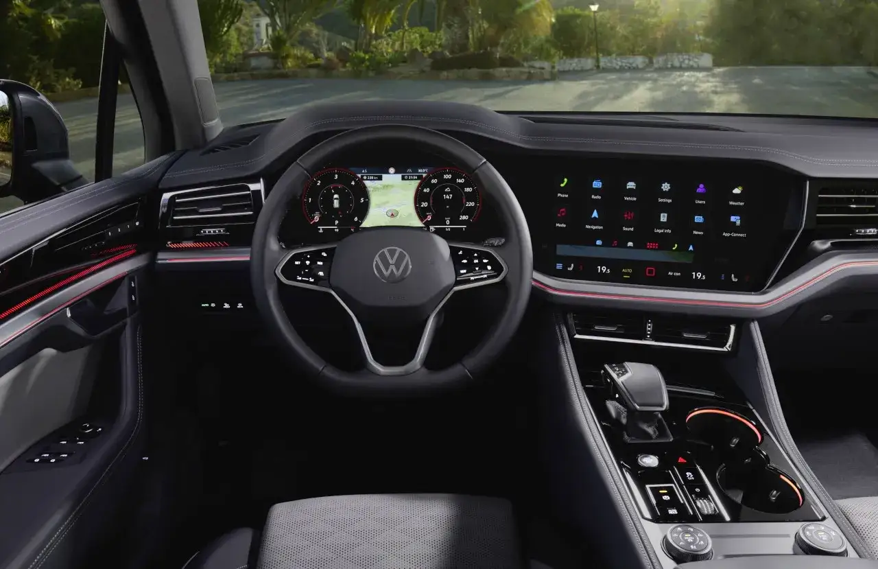 Wnętrze Volkswagena Touarega z nowoczesnym kokpitem i ekranami.