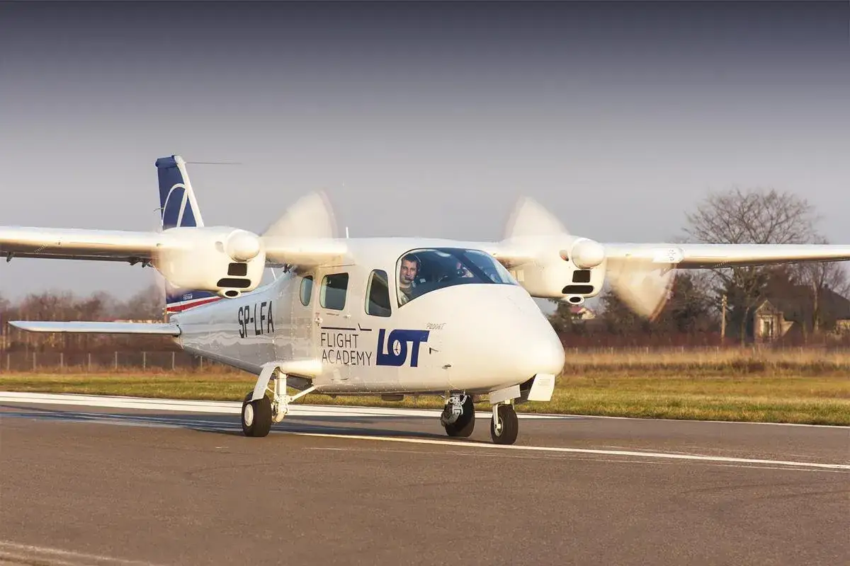 Dwusilnikowy samolot szkoleniowy LOT Flight Academy na pasie startowym.